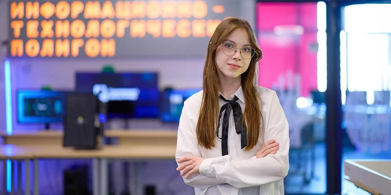 Предварительные итоги ЕГЭ‑2026 показывают рост высоких результатов: впервые за историю экзамена один выпускник набрал 500 баллов, а десятки учащихся получили максимальные баллы по нескольким предметам.
