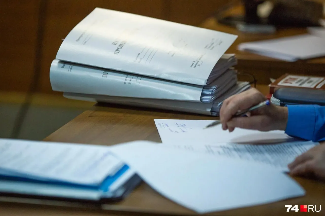 Пенсионерку во Владивостоке якобы обманули мошенники и убедили продать квартиру по заниженной цене. Новая владелица требует выселения, стороны спорят в суде — дело рассматривает Фрунзенский районный суд.