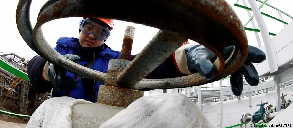 Утром 25 июня беспилотники нанесли удары по Уфимскому нефтеперерабатывающему комплексу: повреждены по меньшей мере два завода, над площадкой поднимались столбы чёрного дыма. В ряде регионов продолжают вводить ограничения на продажу топлива.