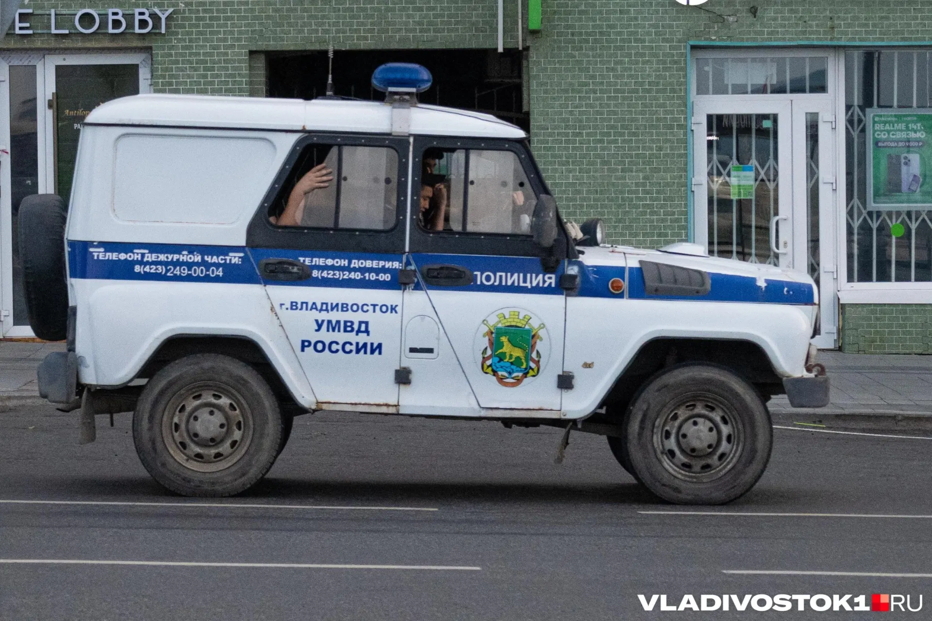 Инцидент произошёл 18 июня во Владивостоке: мужчину остановили случайные очевидцы, пострадавшей помогли, о случившемся рассказал её супруг.