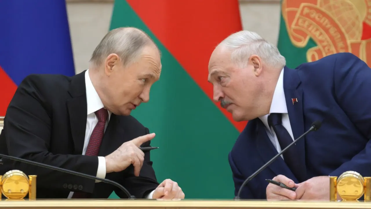 26 июня в президентской резиденции на Валдае прошли закрытые переговоры Владимира Путина и Александра Лукашенко. Официальных заявлений не последовало — встреча, по оценке экспертов, связана с обострением на белорусско‑украинской границе.