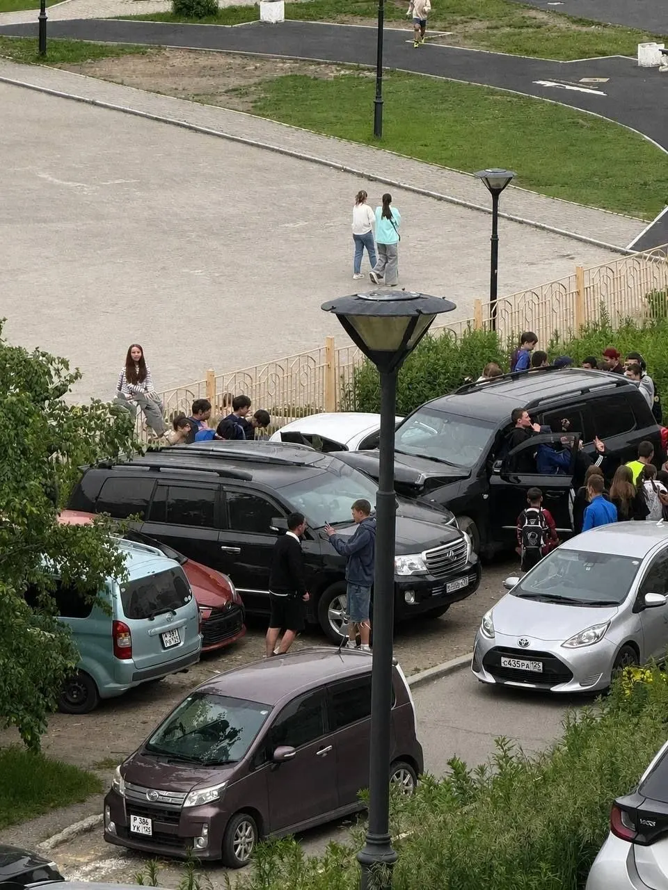 Полиция заявляет, что в салоне внедорожника, который повредил несколько автомобилей в Снеговой Пади, находились 20-летний водитель и его 12-летний брат. По их словам, они без ведома взрослых взяли ключи от отцовского автомобиля и решили прокатиться.