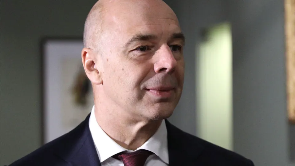 Минфин заявил, что правительство не планирует создавать отдельный фонд для защиты предприятий топливно-энергетического комплекса: компании должны самостоятельно закупать средства защиты, расходы можно включать в себестоимость. Атаки беспилотников уже сократили переработку и повысили цены на топливо.
