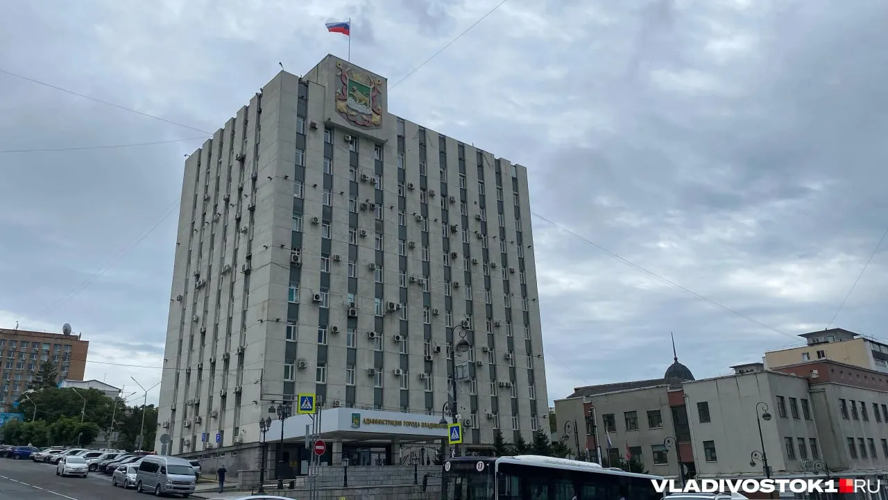 Министерство внутренней политики Приморского края принимает документы с 1 по 29 июня. По новым правилам губернатор номинирует двух кандидатов, из которых депутаты откроют голосование для выбора главы города.