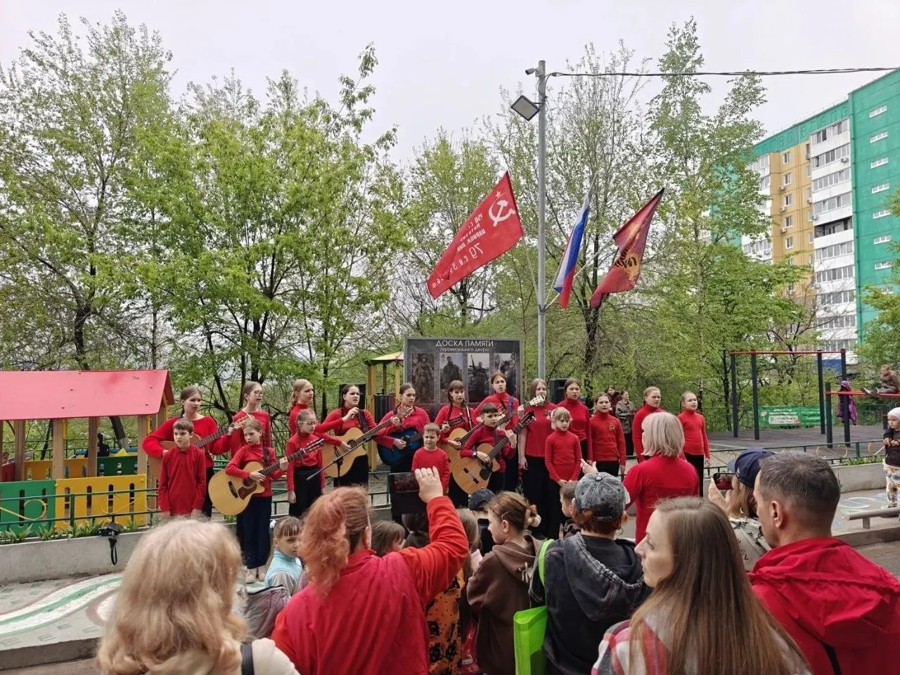 В районе Первого Лугового на детской площадке открыли памятный знак в честь погибших участников СВО. Инициатор — ТОС «Первый Луговой». Установка мемориала вызвала возмущение части жителей.