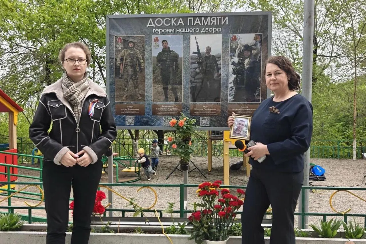 На стенде «Героям нашего двора» разместили фотографии четырёх погибших участников войны; один из них имел судимости и в 2023 году был осуждён за хранение наркотиков. Похожие случаи увековечения бывших осуждённых фиксируются и в других регионах.