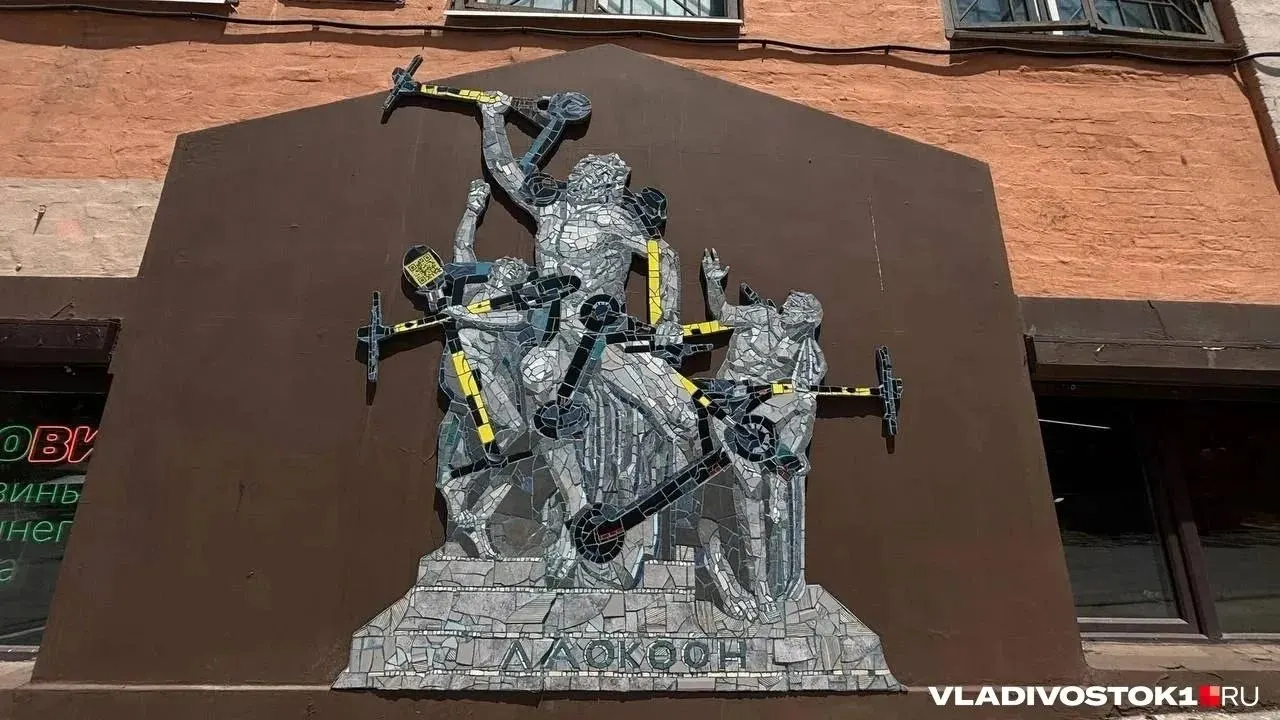 Арт‑объект на фасаде по адресу Адмирала Фокина, 3 снимают по жалобе магазина: авторы решили демонтировать мозаичную скульптуру сами, чтобы избежать вмешательства коммунальщиков.