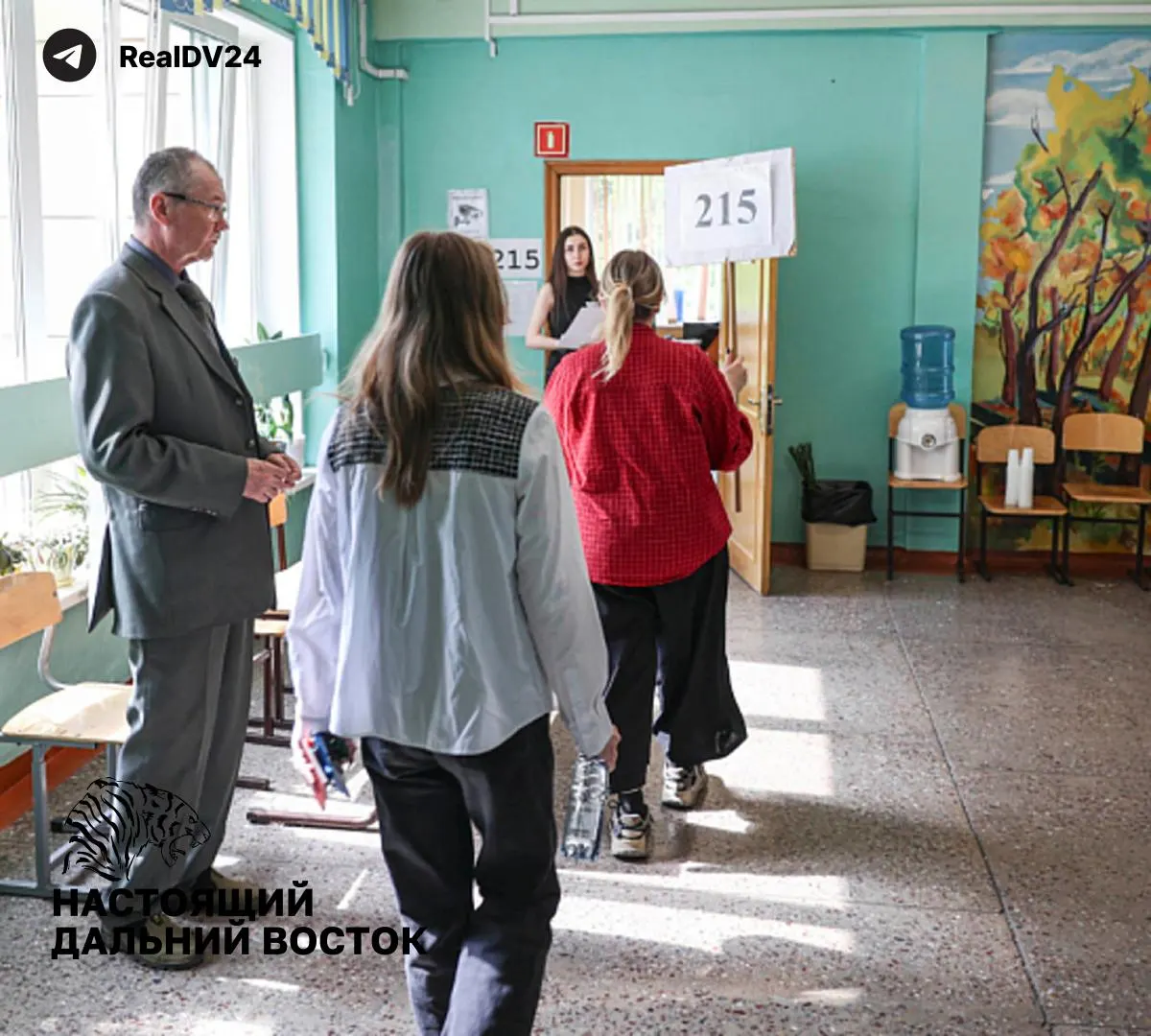 Несколько выпускников из Владивостока находятся на стационарном лечении в психоневрологическом диспансере из‑за стрессовой нагрузки перед ЕГЭ: их отпускают на экзамены и затем возвращают в диспансер. Точное число пациентов неизвестно.