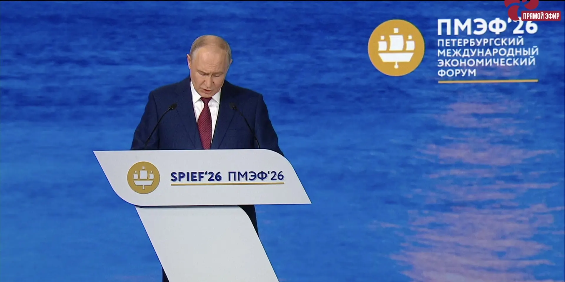 На пленарном заседании президент попросил Госдуму закрепить институт стажировок в законе, чтобы выпускники могли переезжать и работать в регионах с дефицитом кадров.
