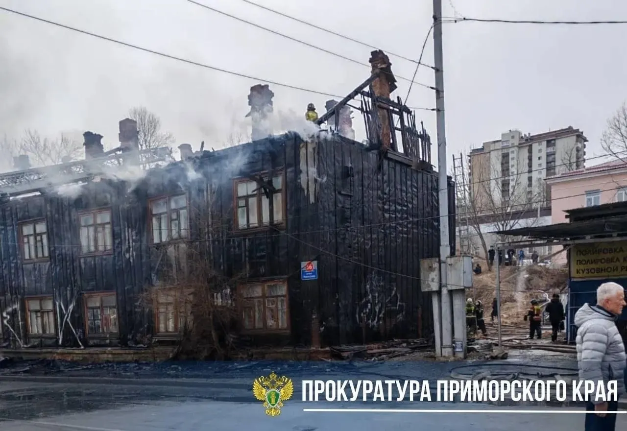 Суд признал директора УК виновным по ст. 238 УК РФ: из‑за нарушений при обслуживании аварийного барака в 2025 году произошёл пожар, в котором погибла женщина. Наказание — колония общего режима.