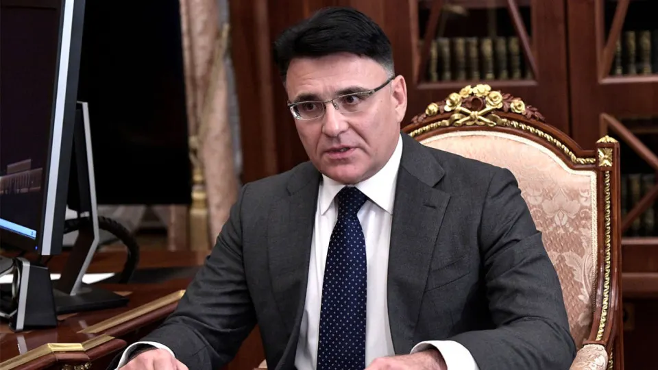 Руководитель крупного медиахолдинга предложил ввод квот на иностранные фильмы, чтобы фильтровать «посредственные» картины и освободить экранное время для российских лент; ранее похожие инициативы выдвигали деятели киноиндустрии и властные структуры.