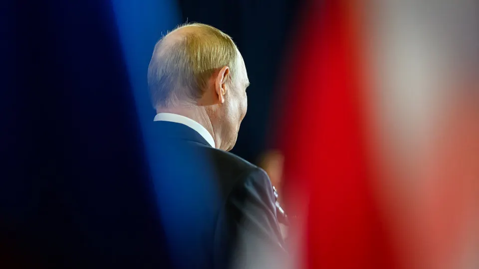 Государственный центр соцопросов перестал публиковать «открытый» рейтинг доверия президенту: показатель упал до 29,5% в начале апреля, тогда как «закрытый» опрос показывает значительно более высокий уровень доверия. Одновременно фиксируется снижение рейтинга одобрения и рост тревожности в обществе.