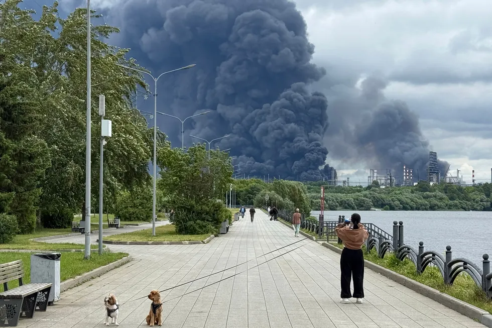 По состоянию на 29 июня 2026 года беспилотники атаковали большинство крупнейших российских нефтеперерабатывающих заводов; единственные крупные НПЗ, не затронутые ударами, находятся за Уралом — в Омске и Иркутской области.
