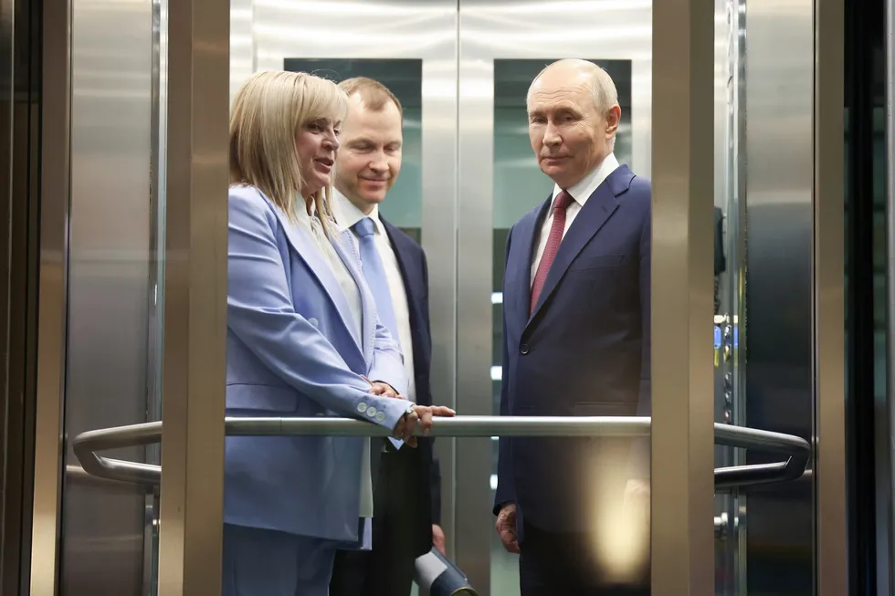 Руководители силовых ведомств добиваются у президента переноса или отмены сентябрьских выборов в Госдуму из‑за ухудшающейся экономической ситуации и падения рейтингов; против этой инициативы выступают политический блок и часть администрации.