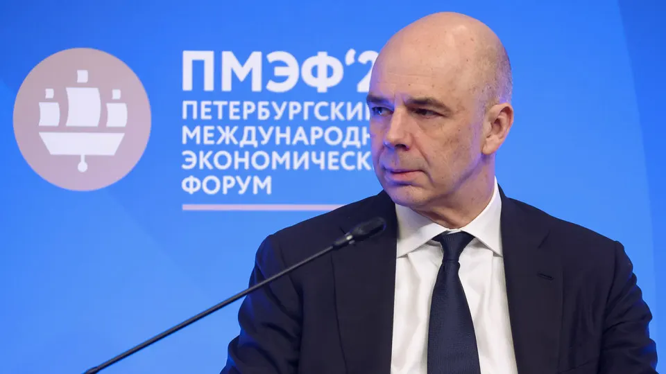 По оценке Счётной палаты, в 2026 году федеральный бюджет может получить 38,2 трлн руб. — это на 2,1 трлн (5,2%) меньше, чем предусмотрено законом. Нефтегазовые и ненефтегазовые поступления оказались примерно на триллион ниже ожиданий.