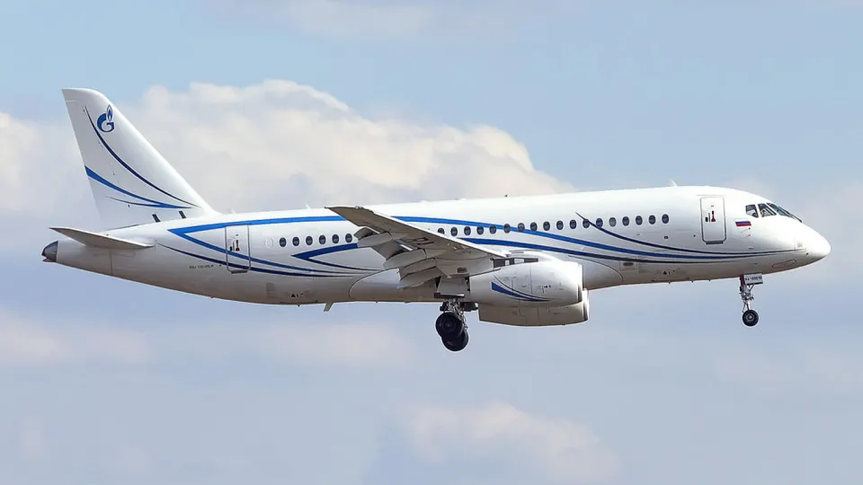 18 июня у самолёта SSJ100 произошёл отрыв капотов второго двигателя после взлёта; экипаж вернулся и благополучно приземлился в Екатеринбурге. Ранее похожие случаи связывали с нарушениями при техобслуживании, а Минпромторг обсуждает продление ресурса лайнера.