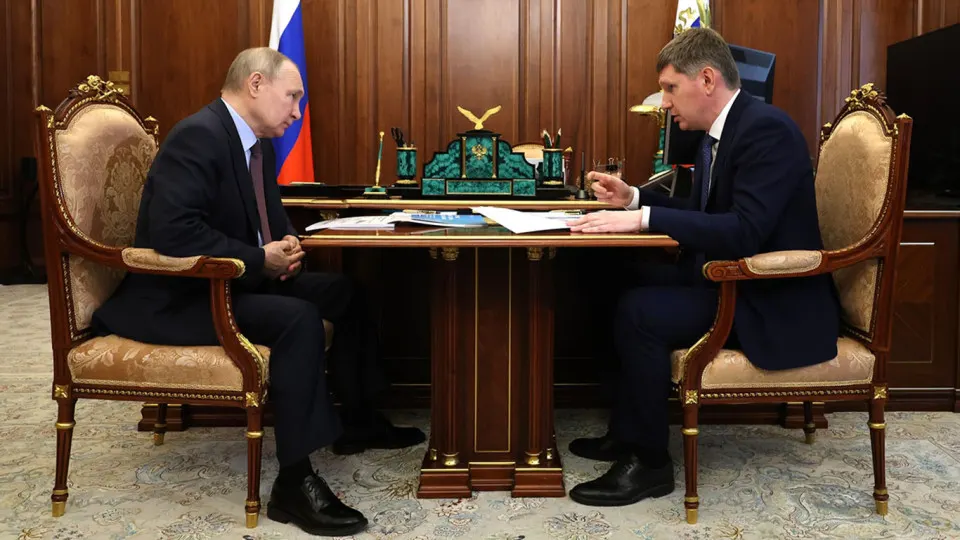 Президент поручил стимулировать рост инвестиций, но в правительстве и у экспертов отмечают множество препятствий: жёсткая бюджетная экономия, высокие ставки, низкий инвестиционный аппетит бизнеса, последствия военных проектов и усиление фискальной нагрузки.