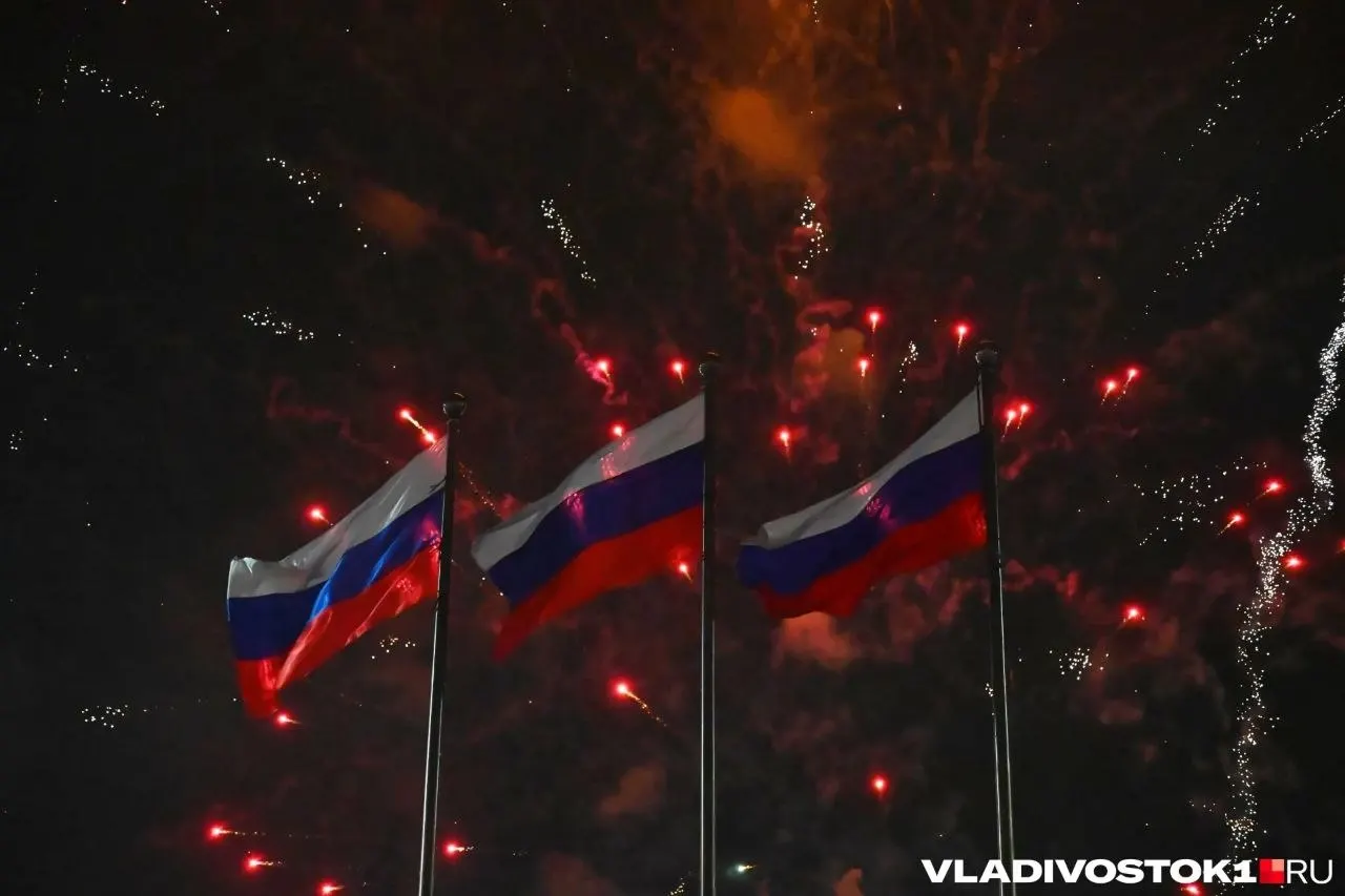 На центральной площади запланированы концерты, мастер‑классы, выставки, семейная зона и спортивные соревнования. Одна из площадок включает выставку БПЛА и сбор писем для бойцов.