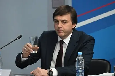 Министерство образования утвердило список литературы для внеклассного чтения на летних каникулах: в него вошли современные и патриотические книги о подвигах участников специальной военной операции.