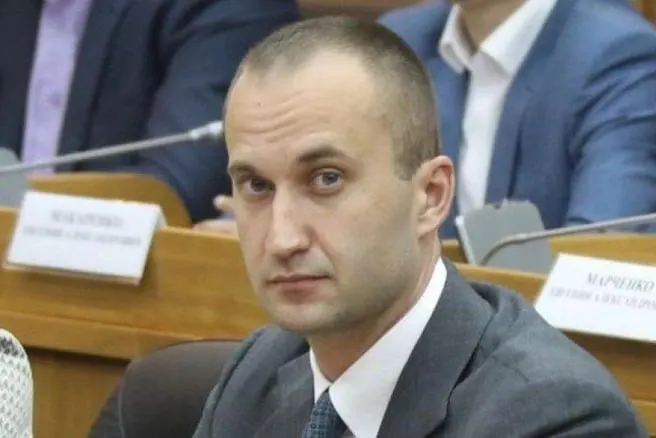 Суд заочно приговорил бывшего депутата Приморского заксобрания Дмитрия Назарца и его отца Юрия по делу о незаконном экспорте леса. Ущерб оценивают более чем в 1,6 млрд руб., государству конфисковали активы на свыше 311 млн руб.
