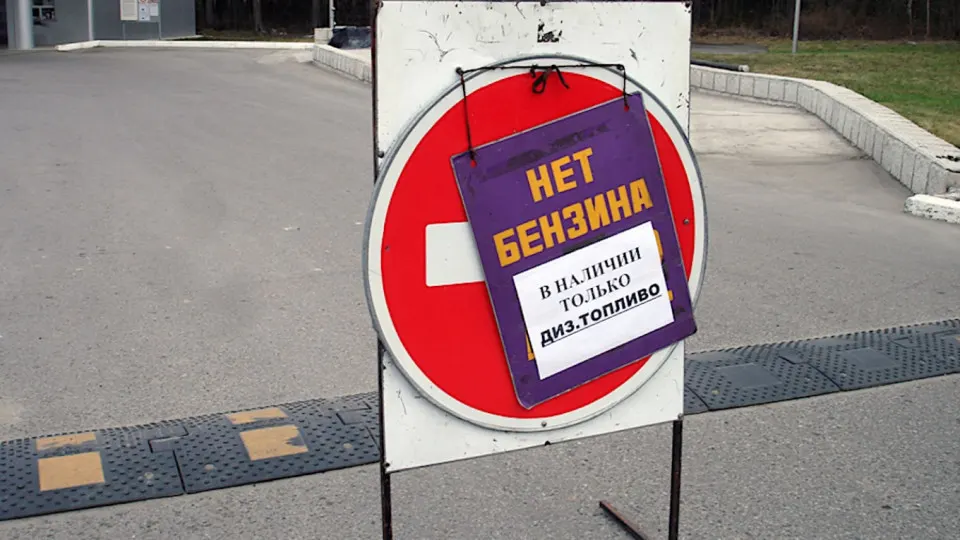 С вечера 2 июня и в течение утра 3 июня топливо в Севастополе отпускалось только оперативным службам; продажи для населения должны были возобновиться около 14:00. Дефицит в Крыму и ряде регионов связан с ударами по нефтеперерабатывающей инфраструктуре и логистике, что снизило загрузку НПЗ и подняло цены.