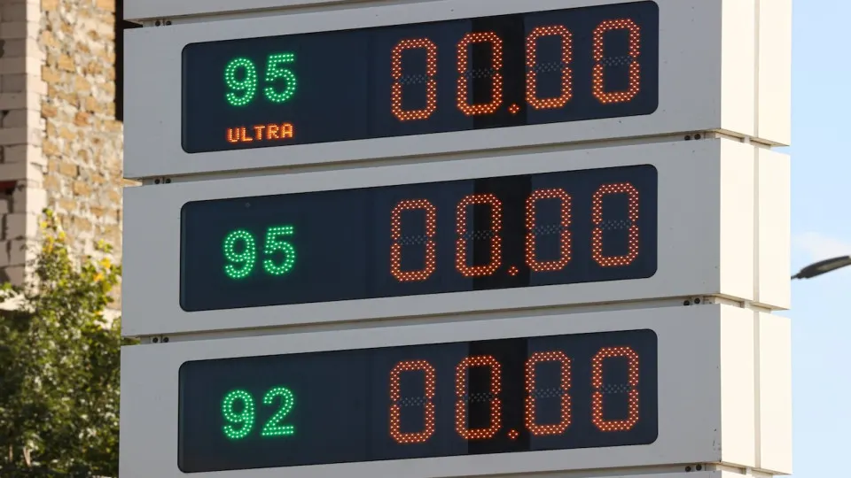 За неделю в середине июня бензин подорожал в среднем на 3%; дефицит топлива и падение производства НПЗ усиливают инфляционное и фискальное давление.