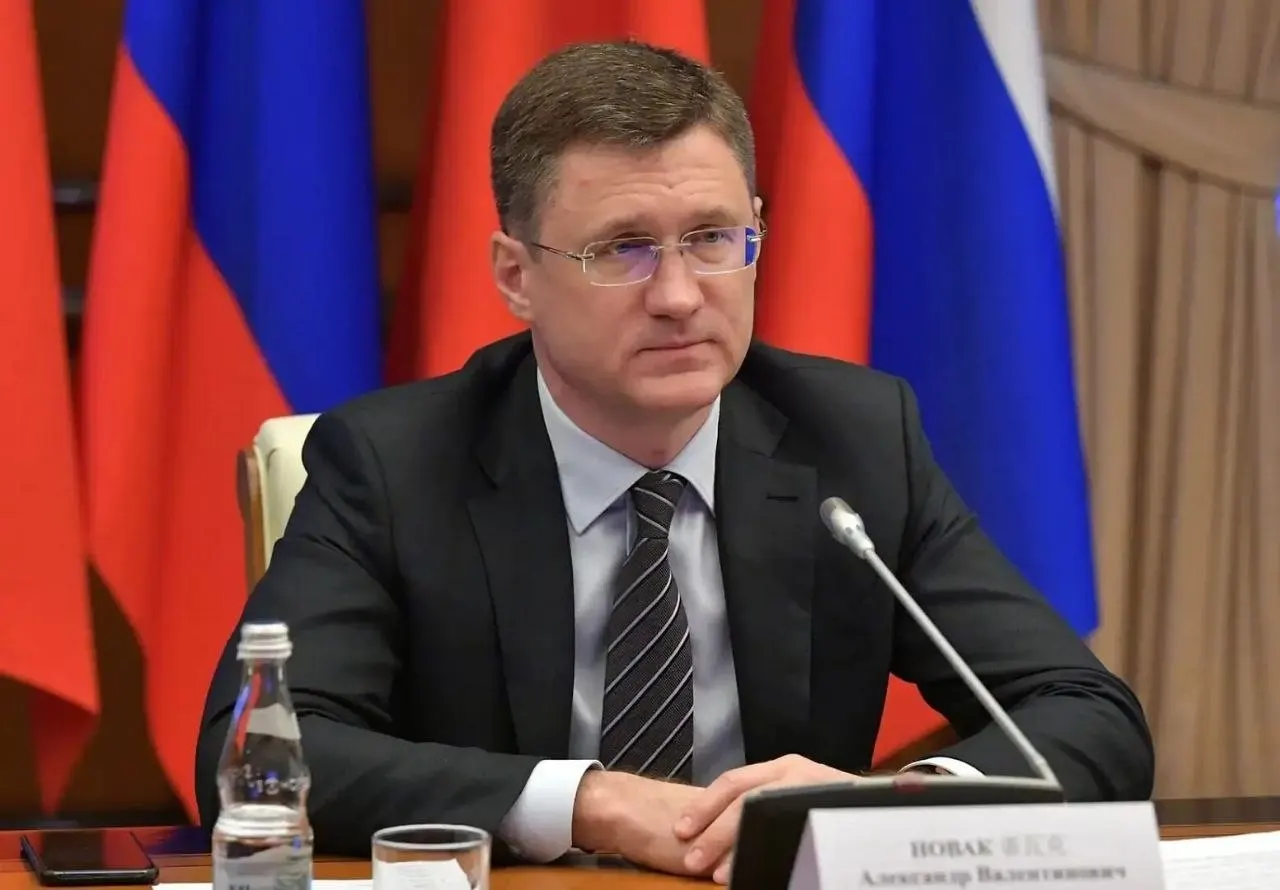 Вице‑премьер заявил, что в стране есть необходимые объёмы топлива; власти перестраивают логистику под потребности регионов. Ажиотаж искусственно поднял спрос на 20–30%.