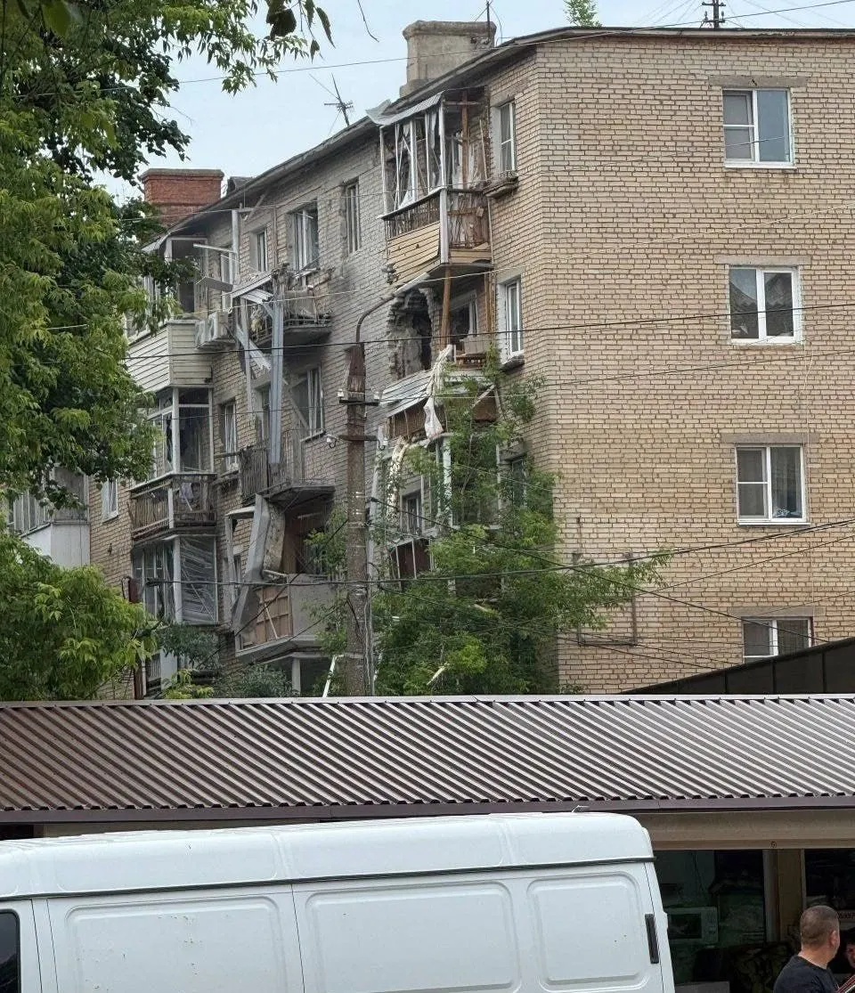В Тульской области беспилотник поразил жилой дом в Щёкино, жителей эвакуировали. Минобороны заявляет о перехвате более 300 украинских БПЛА за ночь; в Москве и аэропортах введены ограничения.