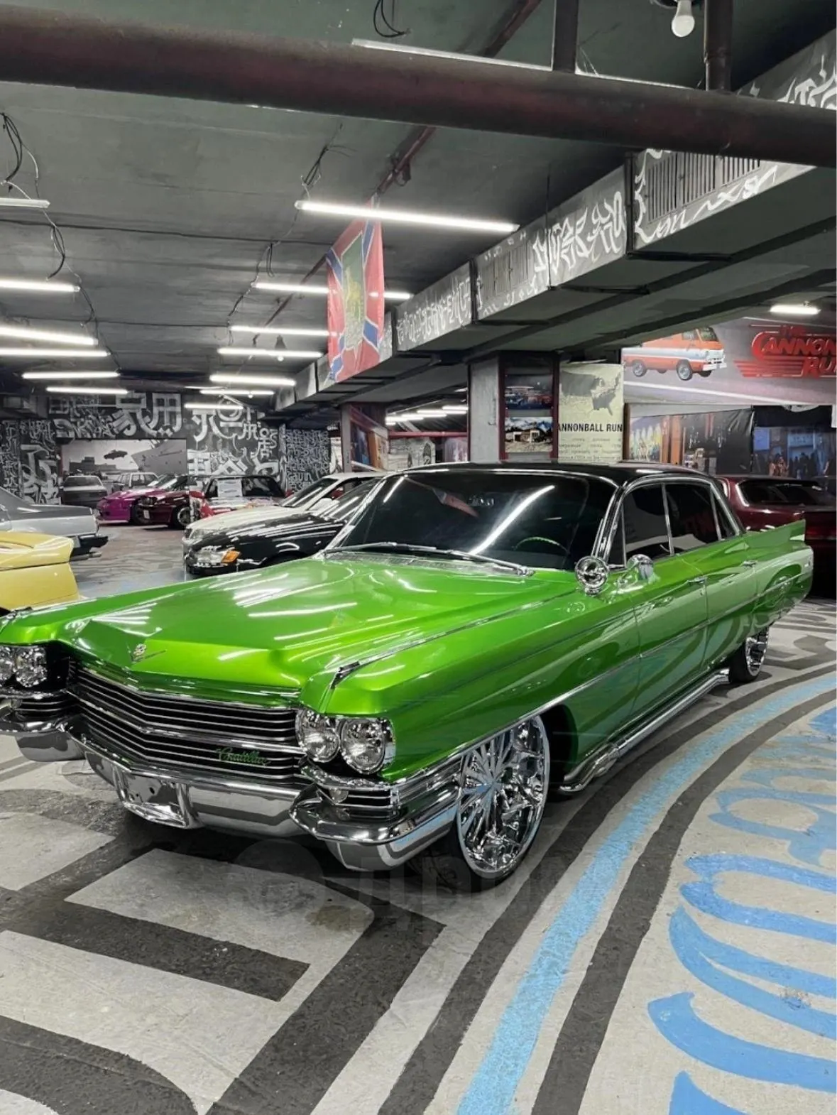 Кастомный Cadillac DeVille 1964 года из Калифорнии выставили во Владивостоке за 3,6 млн рублей. Автомобиль сохранил классический дизайн и набор опций, характерных для модели.