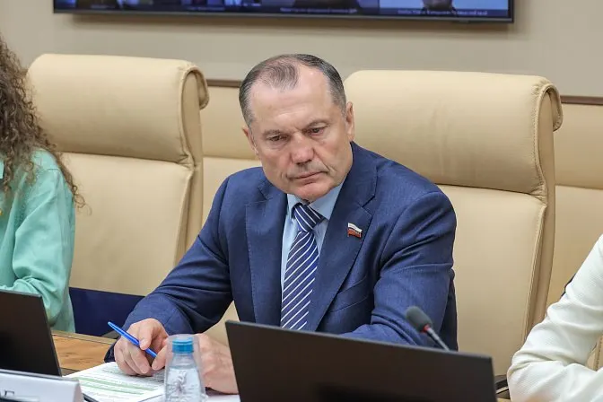 Член Комитета по науке предложил законодательно закрепить формат, при котором студенты вузов и колледжей будут проходить до половины учебного времени на базовых предприятиях; в инициативе не указаны механизмы оплаты и защиты прав учащихся.