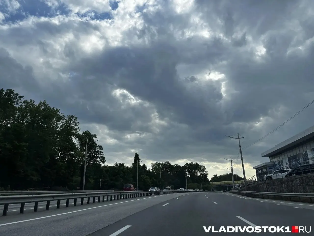 Ночью в крае местами пройдут дожди и грозы, днем осадки ослабнут и потеплеет — в отдельных городах воздух прогреется до +24…+27°С.