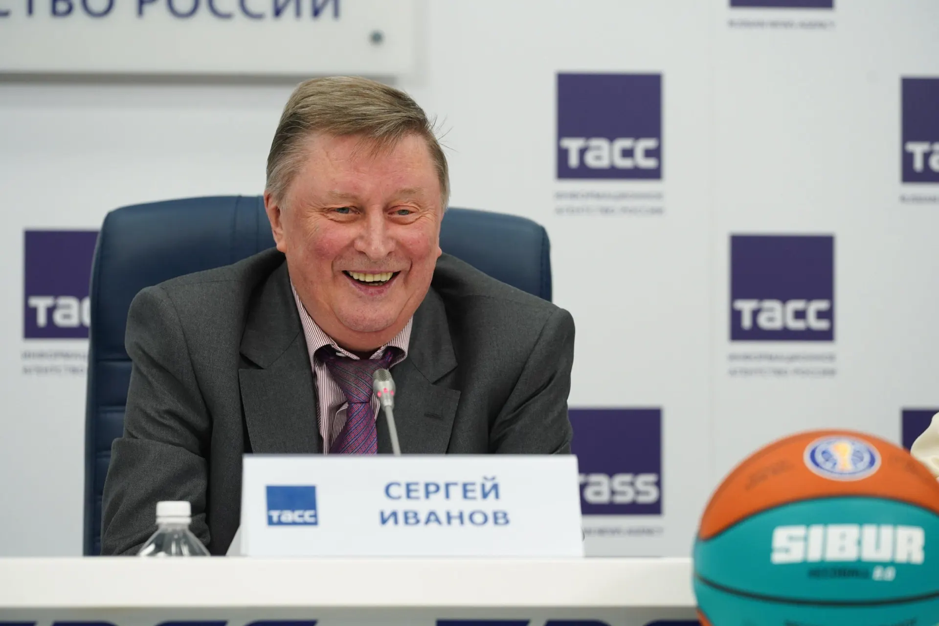 Бывший министр обороны Иванов скончался в 73 года. По словам близкого друга, они общались всего три дня до смерти; подробности пока не сообщаются.