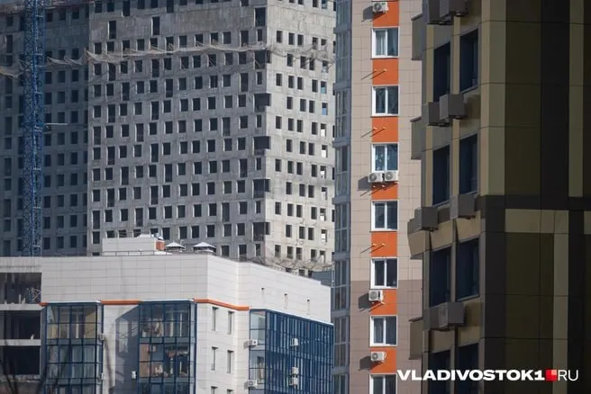 В мае средняя цена за квадратный метр на первичном рынке Владивостока снизилась на 0,5% до 203 000 руб., однако город сохранил статус лидера по стоимости новостроек в Дальневосточном федеральном округе и вошёл в топ‑10 России.