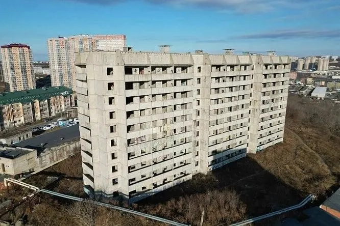 Арбитраж постановил, что региональные власти должны выплатить 20,5 млн рублей компании, ранее владевшей недостроенными десятиэтажными домами на улице Борисенко. Строительство началось в 2006 году, работы заморозили в 2008-м, а застройщик обанкротился в 2018 году.