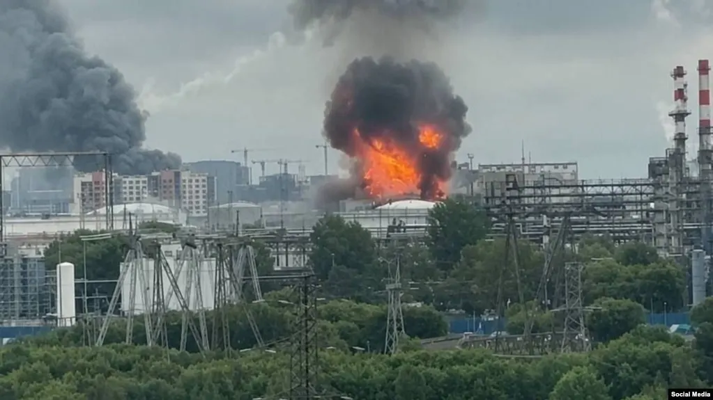 Ночью 18 июня дроны атаковали Москву и Московскую область: среди поражённых объектов — нефтеперерабатывающий завод в Капотне и торговые центры. По сообщениям властей, в небе были сбиты сотни беспилотников.