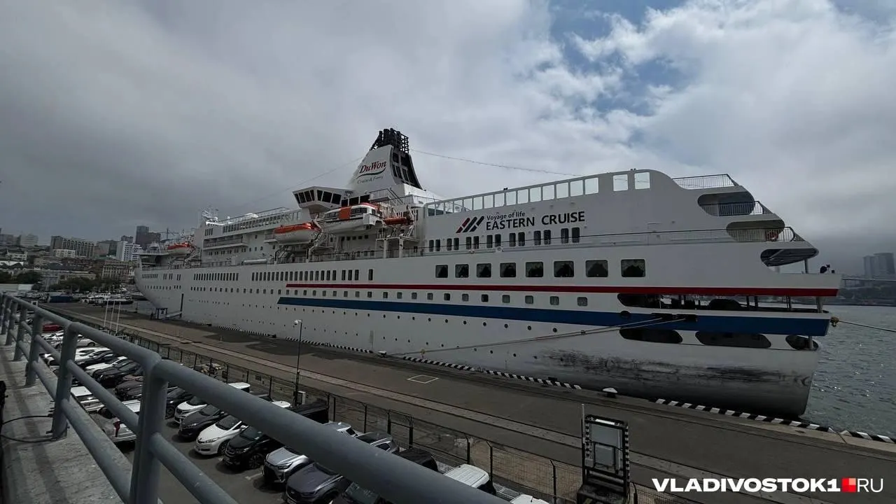 Круизный лайнер Eastern Venus пришвартовался у Морского вокзала Владивостока — первый заход круизных судов в город с декабря 2019 года. Судно останется до вечера; на борт пассажиров не пускают. Власти считают, что этот тестовый заход может помочь восстановить международный туризм.