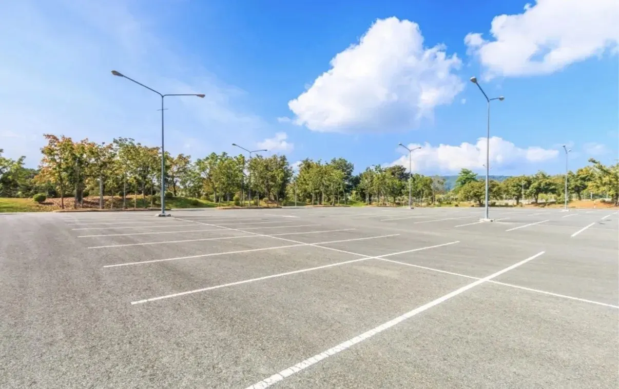 Минтранс планирует ввести специальный дорожный знак для парковочных мест многодетных семей и рассматривает возможность бесплатной парковки для семей с пятью и более детьми — решение обещают принять до конца года.