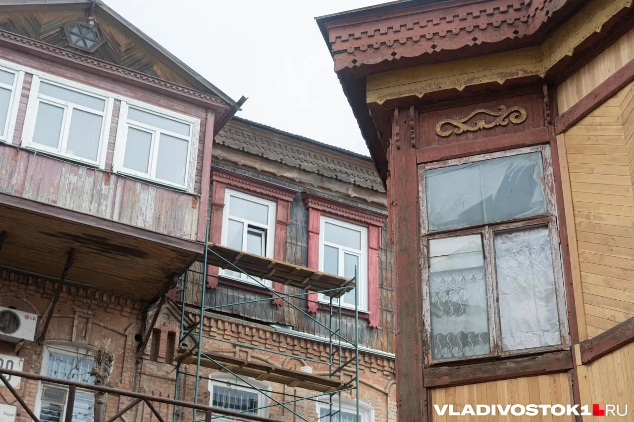 Приморский краевой суд отменил распоряжение инспекции и обязал внести изменения в документацию, закрепив охранный статус дома 1887 года, известного как дом вице-адмирала Н. Р. Греве.