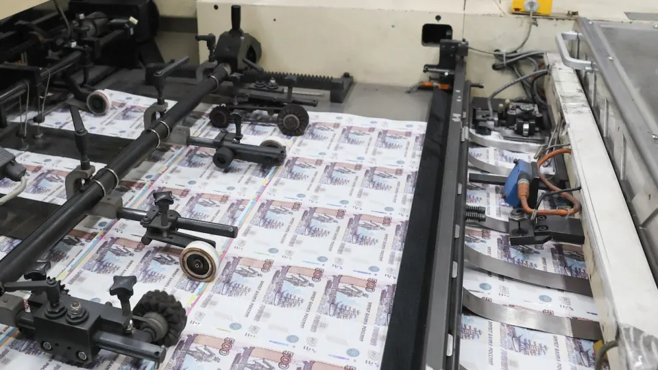Центробанк выдаёт банкам кредиты репо под залог ОФЗ, что помогает Минфину покрывать дефицит, но по сути приближает монетарное финансирование и усиливает инфляционное давление.