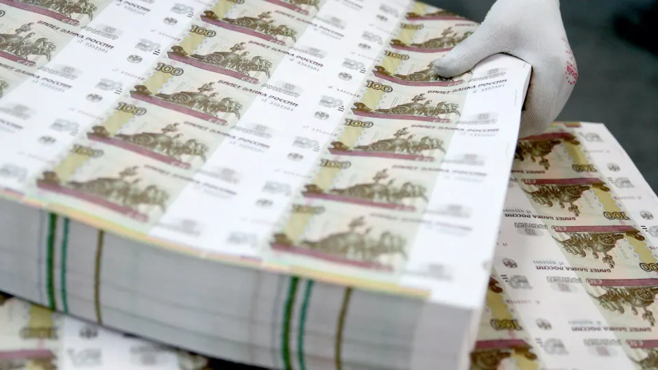 В мае объём наличных вырос на 381,2 млрд рублей, с начала года — на 1,09 трлн. Эксперты связывают это с неопределённостью, снижением ставок и перебоями в онлайн‑услугах. Центробанк ужесточил контроль за операциями с наличными.