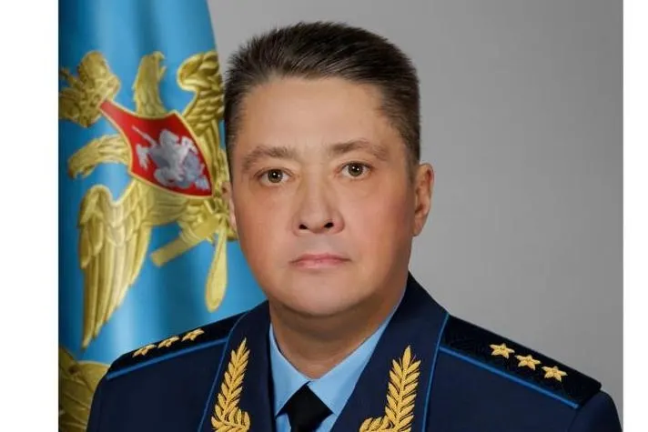 Минобороны официально подтвердило назначение генерал‑полковника Александра Чайко на пост главкома ВКС. Ранее он попадал в санкционные списки ЕС; назначение вызвало резкие комментарии в военных телеграм‑каналах и среди блогеров.