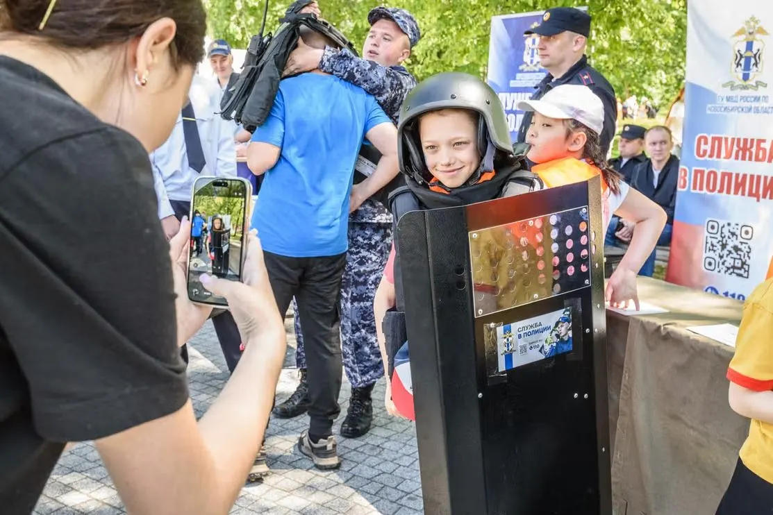 В День защиты детей силовики организовали для школьников демонстрации оружия, бронетехники и приёмов подавления массовых беспорядков — такие мероприятия прошли, в частности, во Владивостоке, Новосибирске и Якутске.