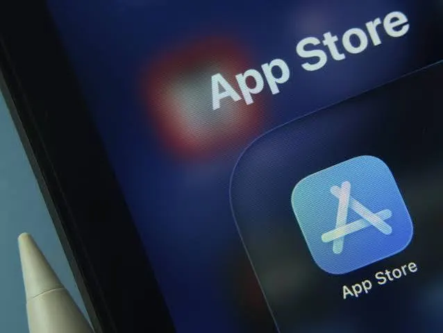 Без предупреждения из App Store исчезли несколько популярных российских приложений. Минцифры называет это политически мотивированным, VK утверждает, что не под санкциями и предоставляла все юридические заключения.
