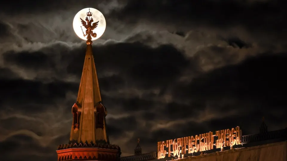 Крупные бизнесмены сделали безвозмездные перечисления в размере 220 млрд рублей — почти в 130 раз больше годового прогноза по этому виду доходов. Платежи последовали после закрытой встречи руководства страны и проходят на фоне резкого роста дефицита бюджета и роста военных расходов.