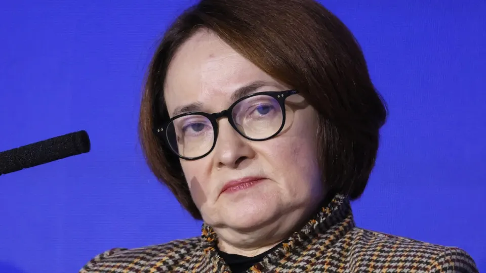 Резкий рост цен на бензин и сильное падение выпуска нефтепродуктов усиливают инфляционное давление и делают более сомнительным ожидаемое в этом году заметное снижение ключевой ставки Центробанка.