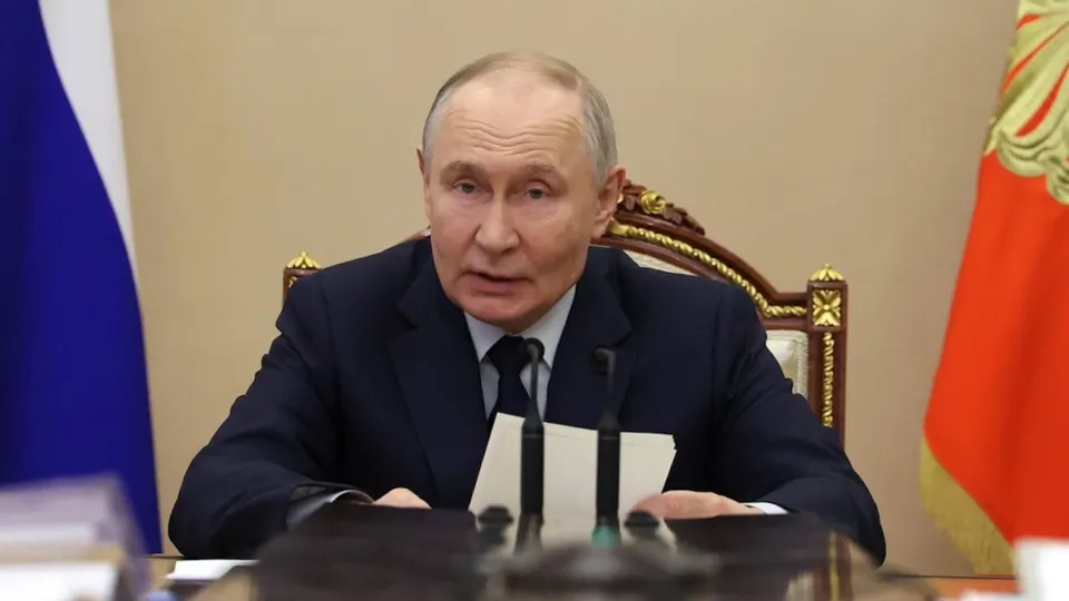 Владимир Путин прокомментировал обвал инвестиций в российской экономике: в первом квартале объём вложений сократился на 14,3%. Власти связывают снижение с макроэкономической политикой, высокими ставками и внешними ограничениями, при этом бюджетные возможности для стимулирования ограничены.