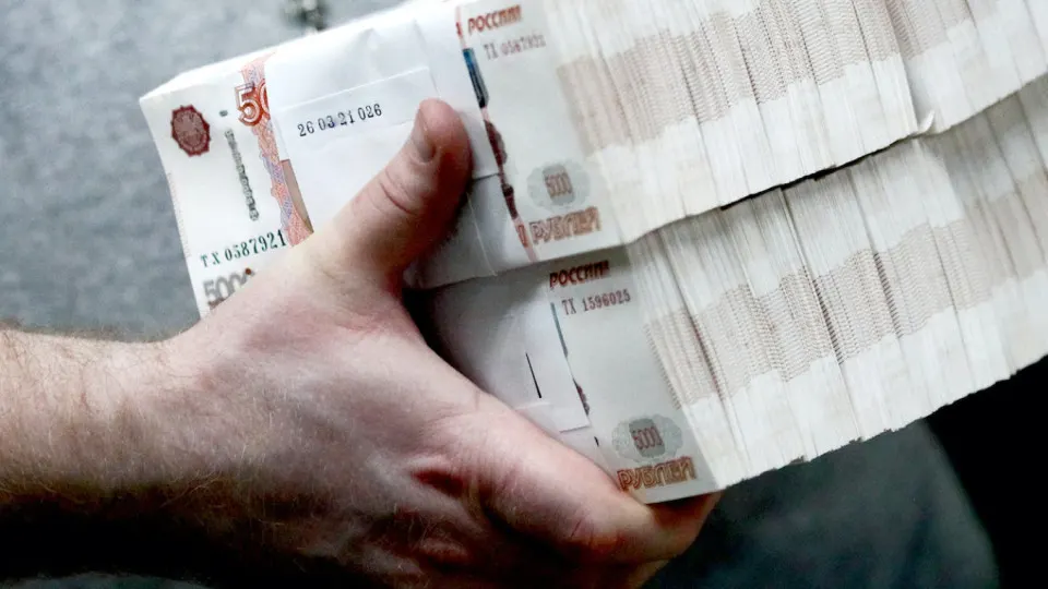 Банк отмечает увеличение оттока средств в «кэш»: население и бизнес активнее снимают наличные на фоне нестабильной работы интернета и тревог по налогам; Центробанк ужесточил контроль за операциями с наличностью.