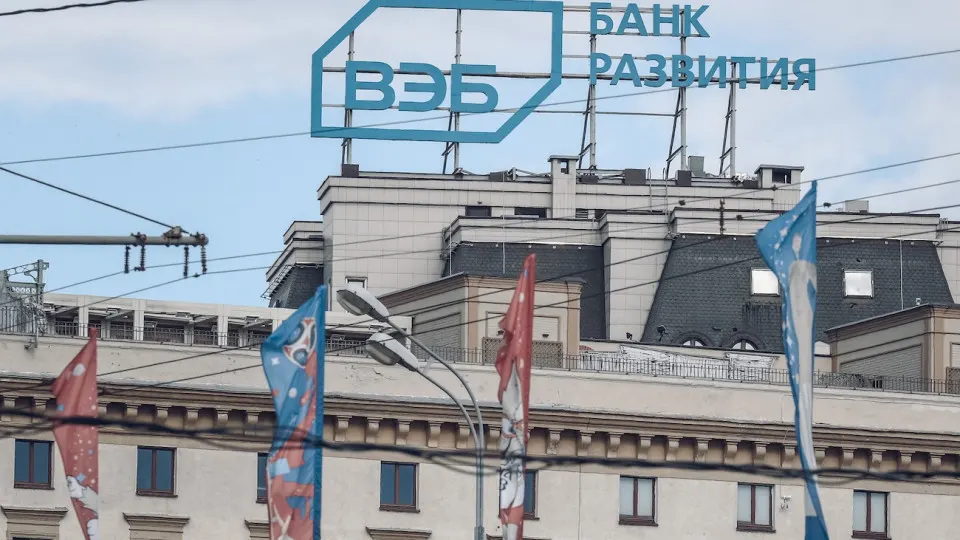 Крупный государственный банк планирует уменьшить расходы и сократить пятую часть персонала в рамках подготовки к параметрам бюджетирования 2027 года. Решение объясняют «кредитным охлаждением» и директивами правительства; сокращения затронут и дочерние структуры.