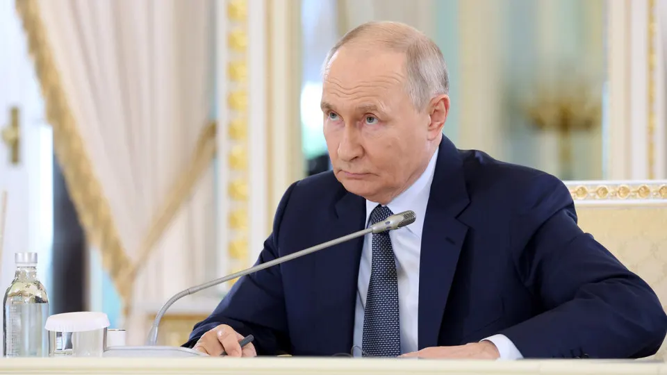 Президент сообщил о ежедневных продвижениях и больших площадях под контролем России, тогда как внешние подсчёты указывают на потерю территорий и замедление наступления.