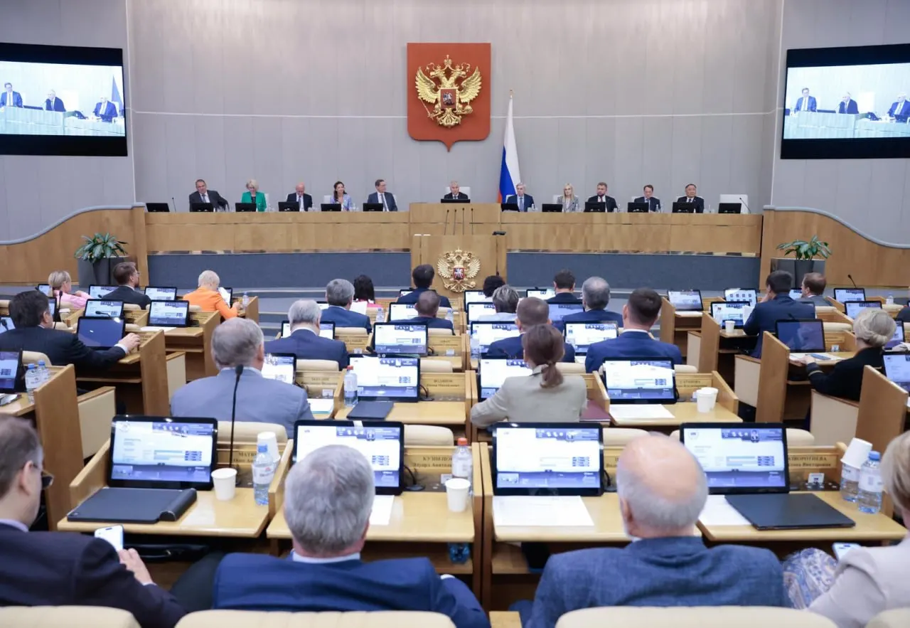 Исследование показывает: Госдума одобряет 84% правительственных и 99% президентских законопроектов, тогда как депутатские инициативы проходят примерно в четверти случаев.